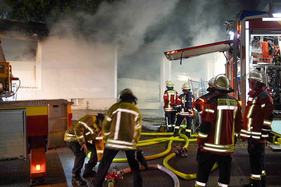 Einsatzkräfte der Feuerwehr kämpften gegen die Flammen in der Lagerhalle.
