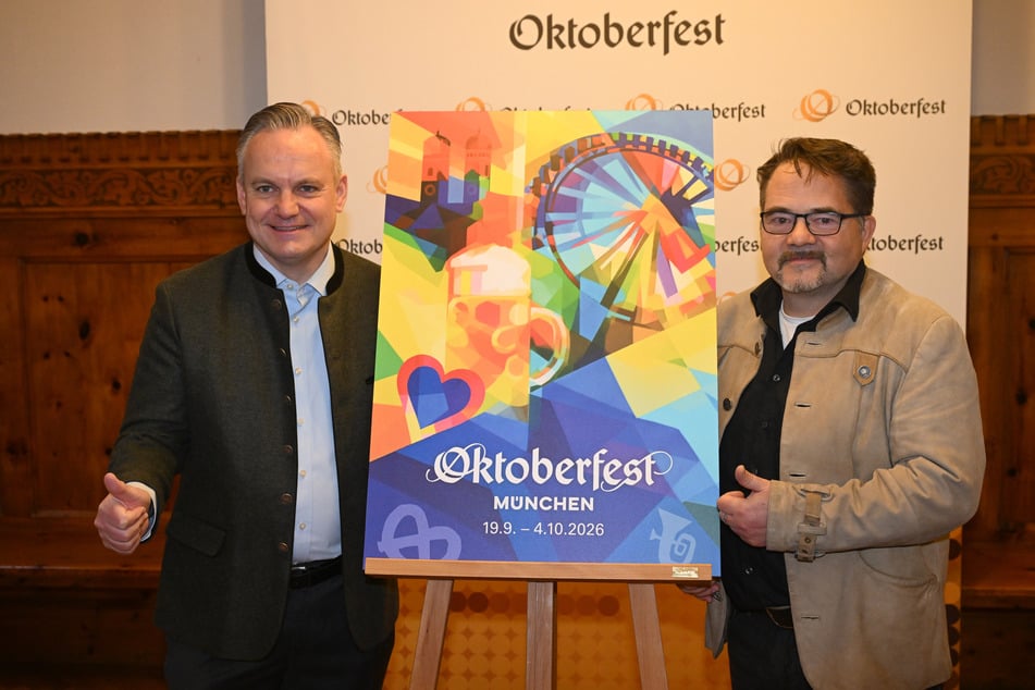 Christian Scharpf (l.) gratuliert dem Sieger Florian Huber zu ersten Platz im Wettbewerb um das Oktoberfest-Motiv.