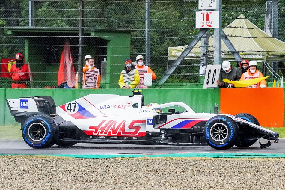 Mick Schumacher (22) vom Haas F1 Team mit Flügelschaden auf der Strecke.