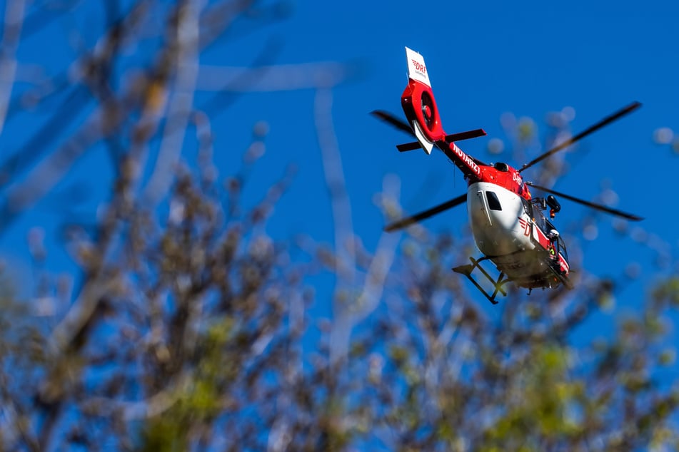 Der Rettungshubschrauber konnte nicht unmittelbar am Unfallort landen. (Symbolbild)