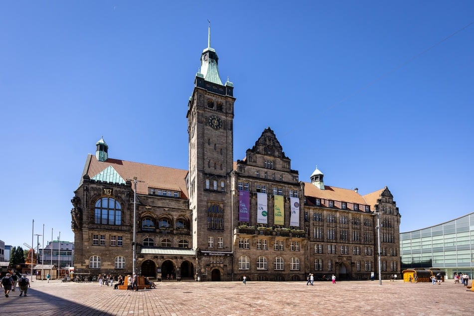 Das Rathaus stellt sein Portal um.