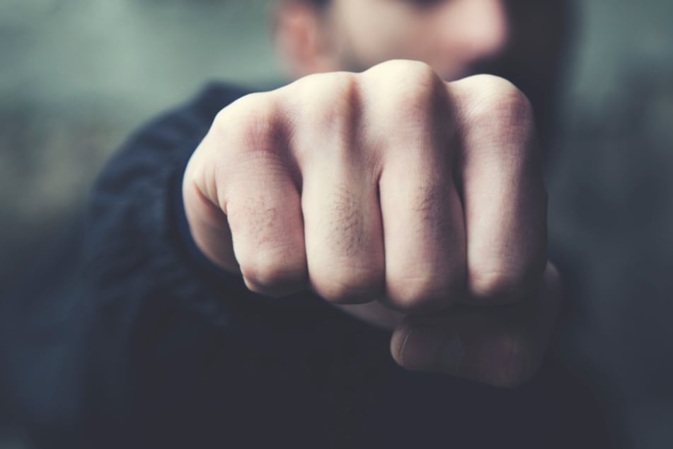 Der 25-Jährige schlug auf zwei Passanten ein. (Symbolbild)