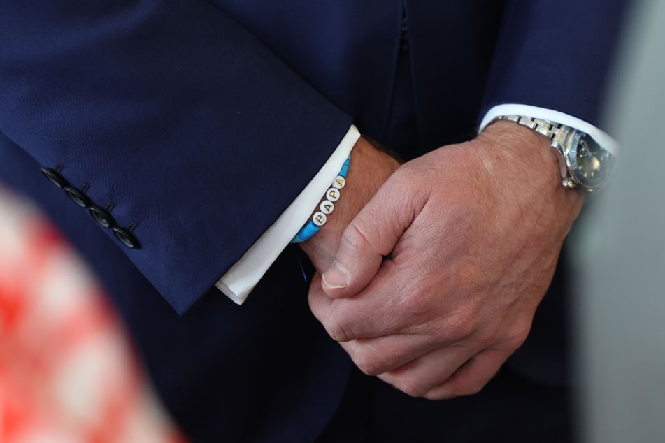 Prince William (42) wears a cute bracelet made by his daughter Charlotte.