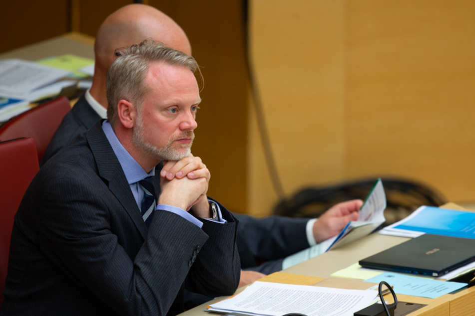 Der Landtagsabgeordnete Ulrich Singer (44, AfD) sitzt bei einer Plenarsitzung im bayerischen Landtag.