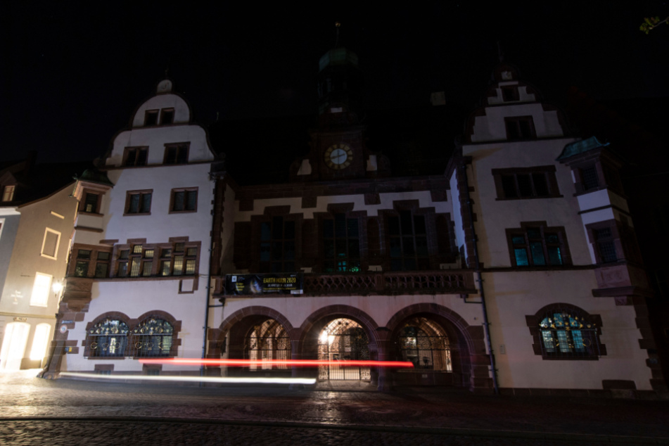 Das unbeleuchtete Freiburger Rathaus am Samstagabend.