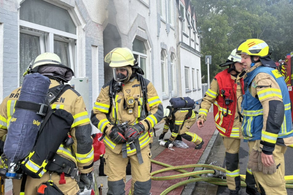 Feuer in Mehrfamilienhaus: Bewohner sitzen in lebensgefährlicher Falle