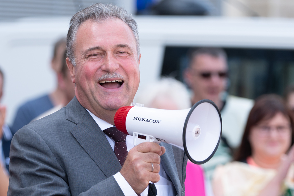 Claus Weselsky (62) zeigt sich gutgelaunt am Dresdner Hauptbahnhof.