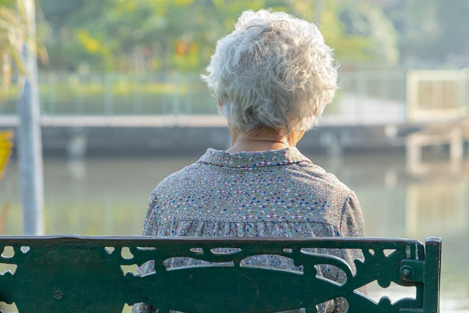 Weil sich eine 78-Jährige auf eine Bank gesetzt hat, wurde sie in Lindau von einer jungen Frau angegriffen. (Symbolfoto)