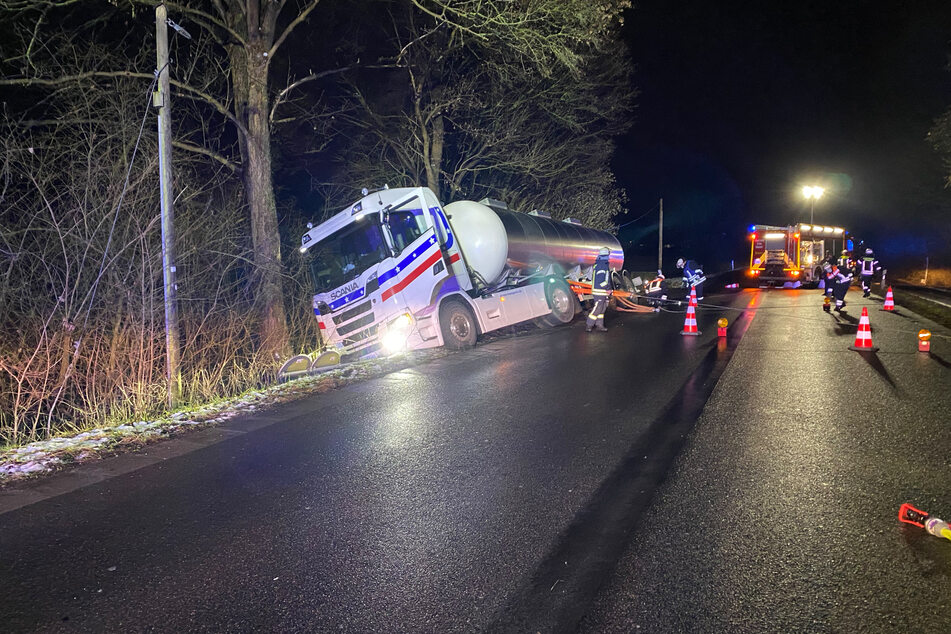 Ein mit 25.000 Litern Milch beladener Lkw ist Dienstagnacht eine Böschung an der Sülztalstraße in Rösrath hinuntergerutscht.