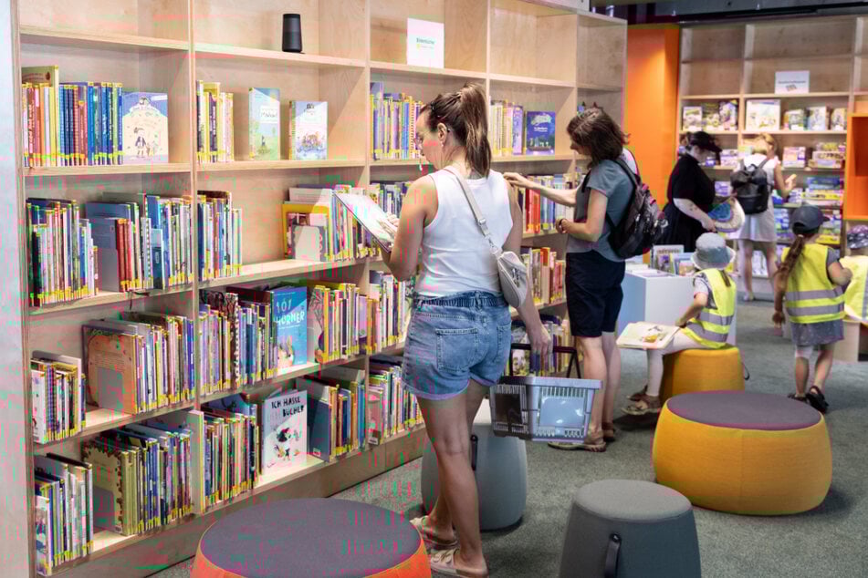 Ab September können Bibliotheksnutzer auch am Wochenende Bücher ausleihen.