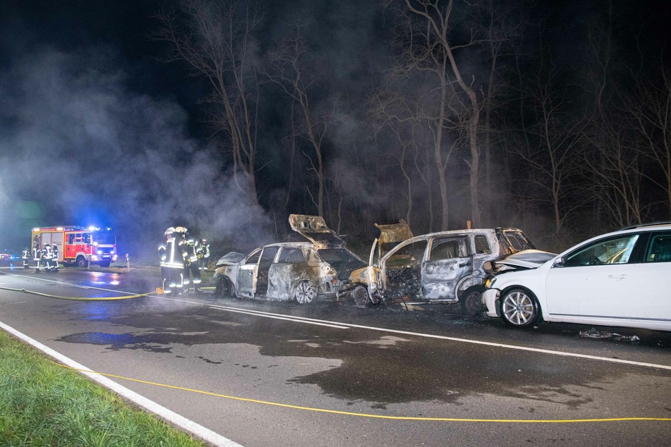 Zwei Fahrzeuge, ein Audi A1 und ein Ford Fusion, brannten nach dem Auffahrunfall innerhalb kürzester Zeit vollständig aus.