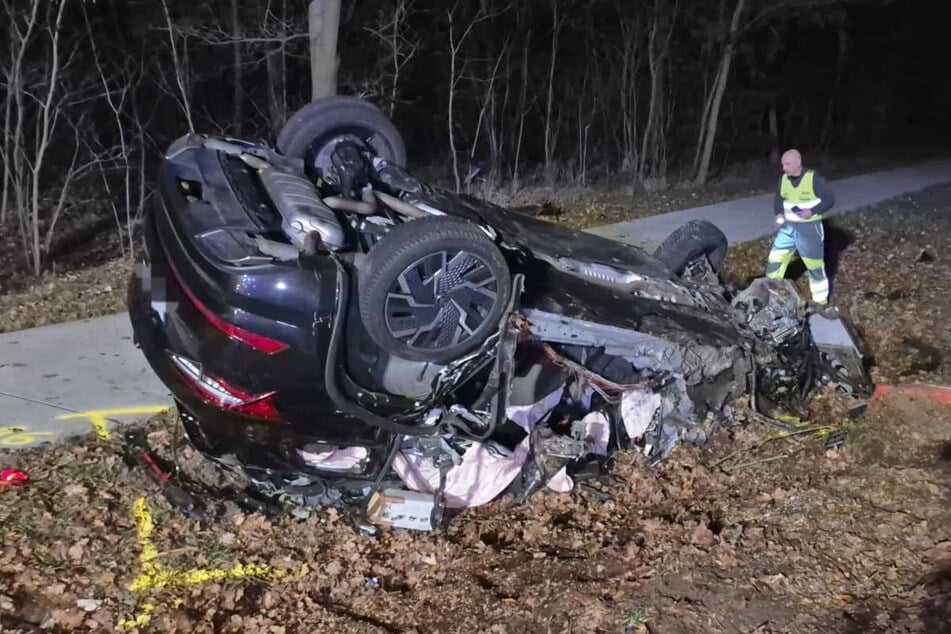 Ein Gutachter untersucht das Wrack, um die Unfallursache zu rekonstruieren.