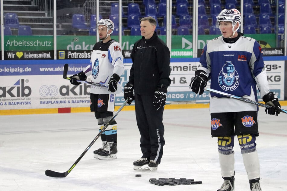 Christopher Straube (51, m.) übernahm am Donnerstag gleich das Training der IceFighters Leipzig.