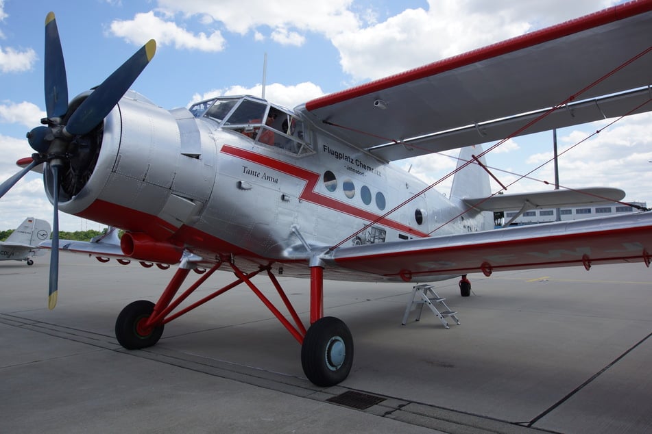 Dieser historische Doppeldecker fliegt Gäste über Chemnitz und weit darüber hinaus.