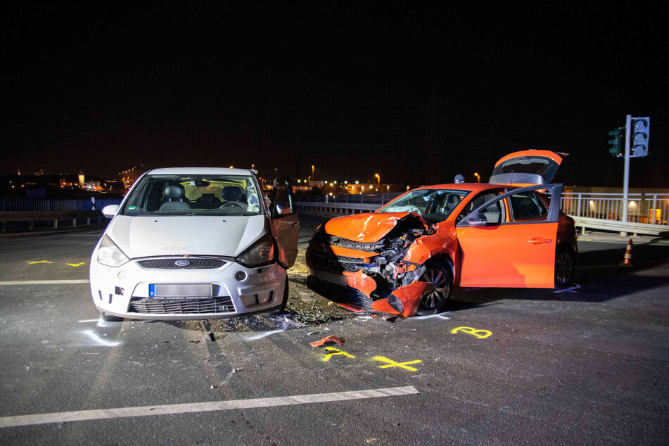 Die beiden Autos wurden bei dem Zusammenprall stark beschädigt.