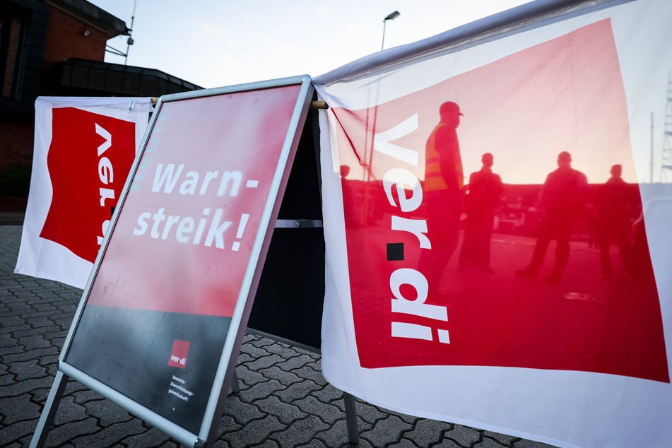 Streikbanner von Verdi stehen auf einem Weg. (Symbolbild)