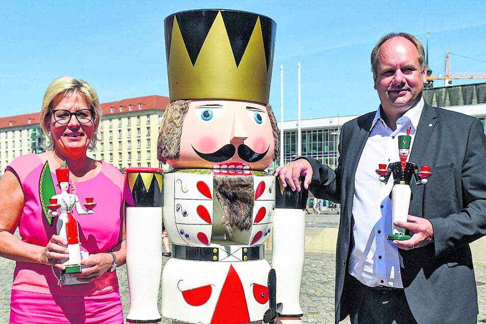 OB Dirk Hilbert (48, FDP) mit Tourismusministerin Barbara Klepsch (55, CDU) auf dem Altmarkt. Klepsch plant ein sachsenweites "Weihnachtsmarkt-Forum" zum Austausch mit den Kommunen.