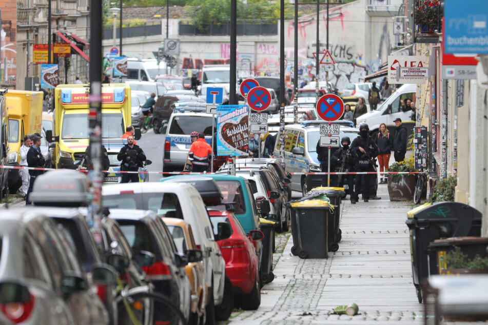 Einen Teil der Rudolf-Leonhard-Straße sperrte die Polizei am Mittwochnachmittag ab.