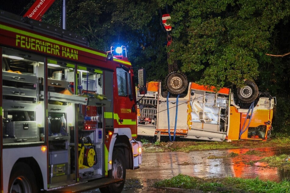 Löschfahrzeug überschlägt sich - drei Kameraden verletzt