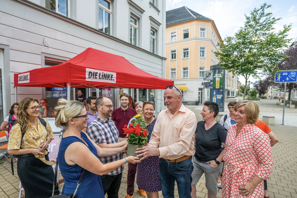 Linken-Bürgerbüro auf dem Brühl in Chemnitz: Zur Einweihung gab es sogar Blumen von Detlef Müller (60, SPD).