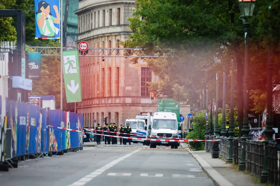 Die Einsatzkräfte haben drei von vier Eingängen zu der Fanzone abgesperrt.