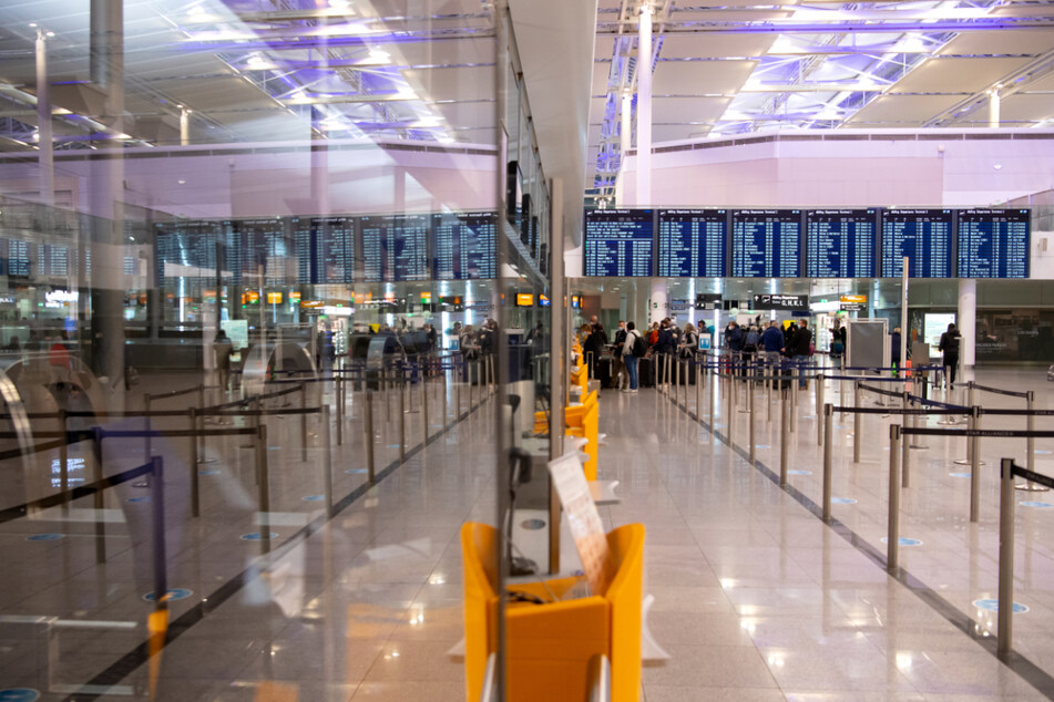 Aus der Lufthansa-Maschine, die am Freitag in München gelandet war, sind 50 Personen in Quarantäne. Zwei weitere PCR-Tests waren positiv.