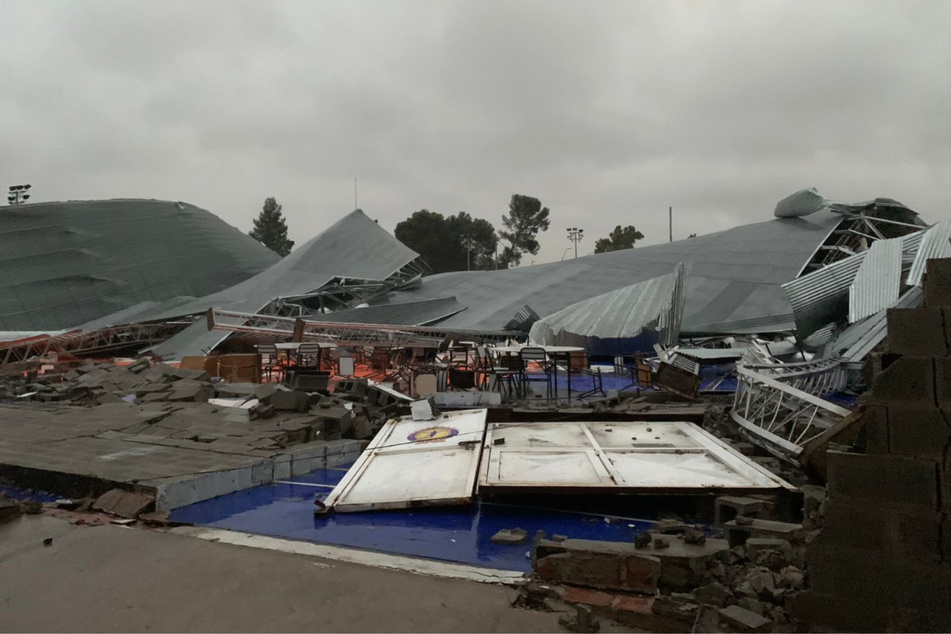 Das Dach der Sporthalle im argentinischen Bahía Blanca stürzte vollständig zusammen.