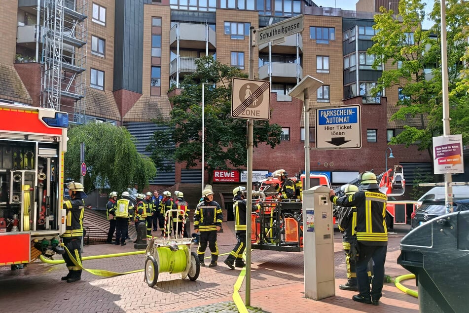 Rund 50 Feuerwehrleute waren im Einsatz, um den Brand in dem Wohn- und Geschäftshaus in Bonn-Bad Godesberg unter Kontrolle zu bringen.