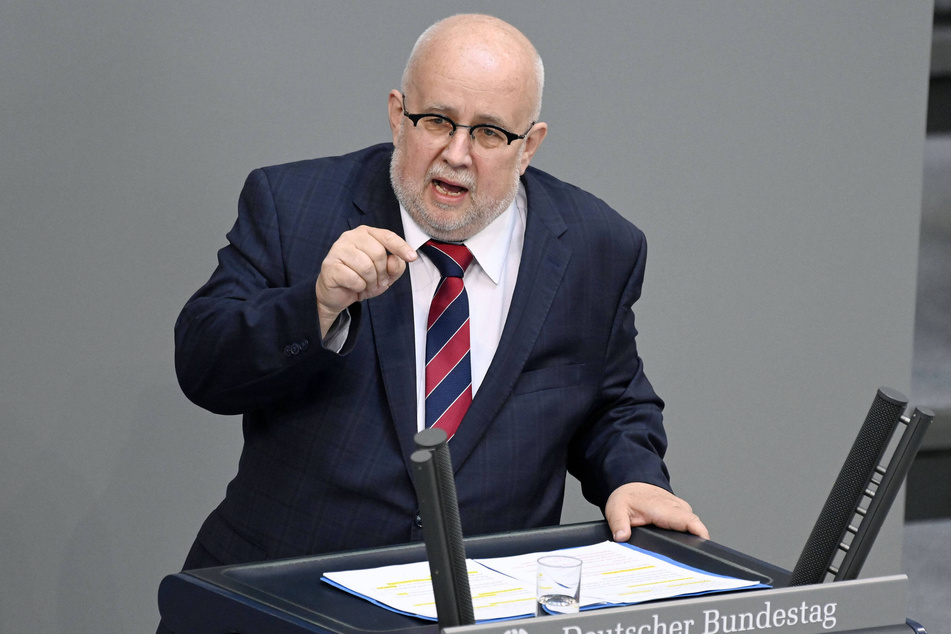 Der AfD-Bundestagsabgeordnete Jürgen Pohl (59) soll mit Benedikt Kaiser einen langjährigen Nazi in seinem Bundestagsbüro beschäftigen. (Archivbild)