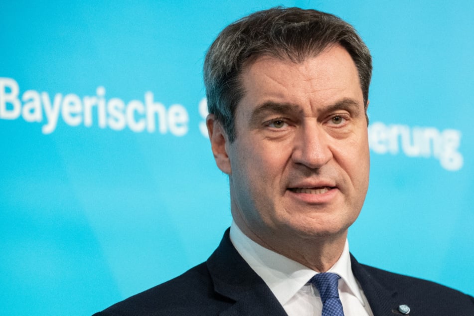 Markus Söder (CSU), Parteivorsitzender und Ministerpräsident von Bayern, spricht nach einer Kabinettssitzung zur weiteren Entwicklung in der Corona-Pandemie auf einer Pressekonferenz.