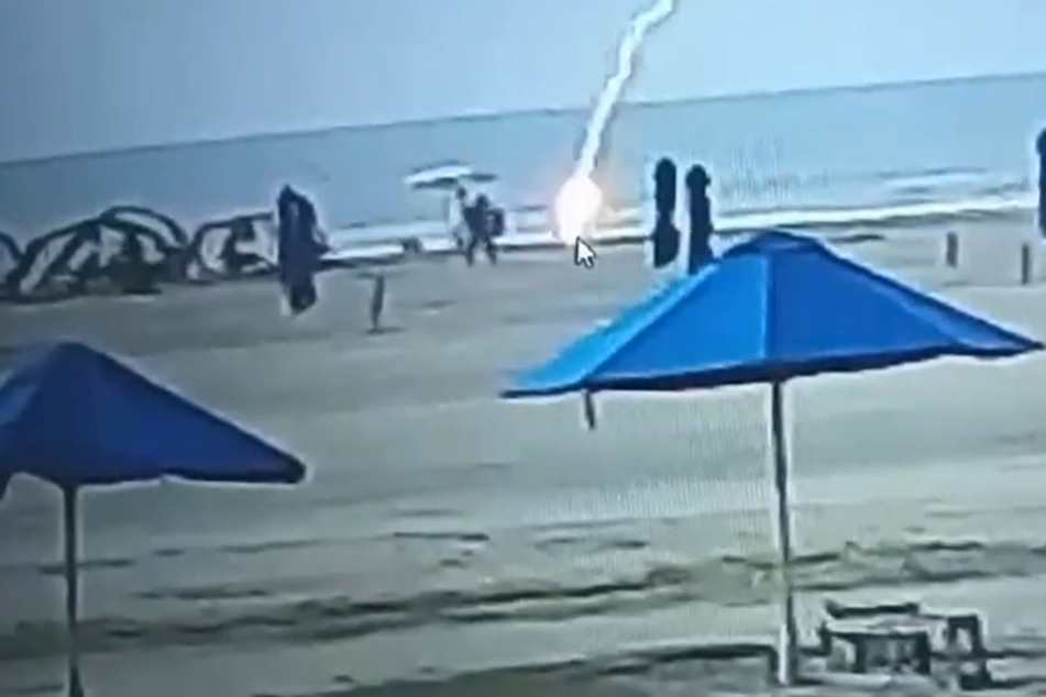 A tragic end to a beach day occurred when a young mother was struck by lightning on a Colombian beach.