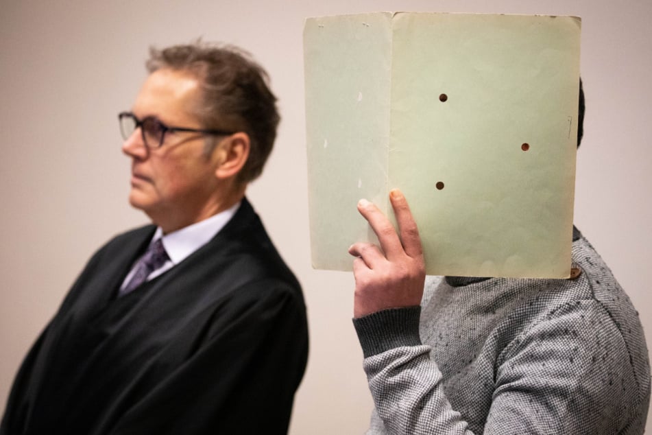 Der 37-jährige Angeklagte steht neben seinem Anwalt Philipp Gerigk (l) vor Beginn eines Prozesses.