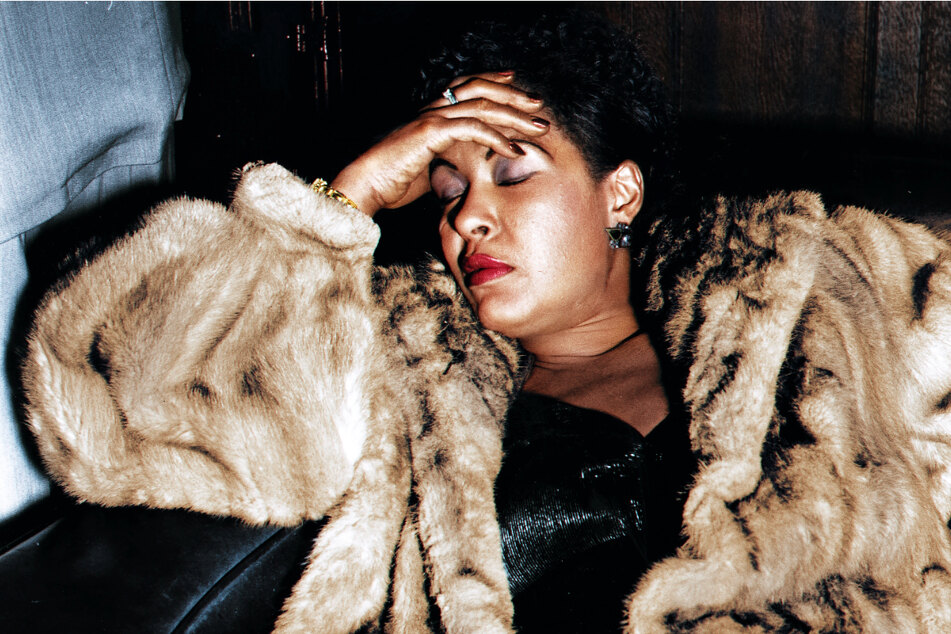 Billie Holiday sichtlich gezeichnet von den Skandalen, die sie umwitterten.