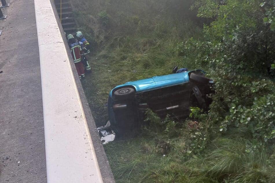 Am Sonntag ist eine 62-jährige Frau mit ihrem Wagen von der Fahrbahn der A20 bei Groß Sarau abgekommen und mehrere Meter in die Tiefe gestürzt.