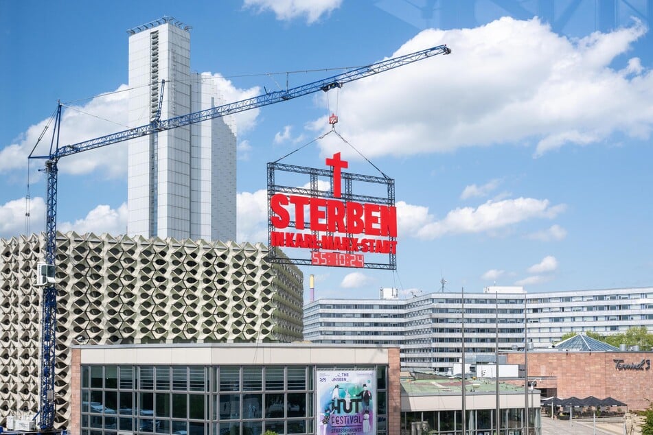 Auch ein Countdown läuft an der Installation.