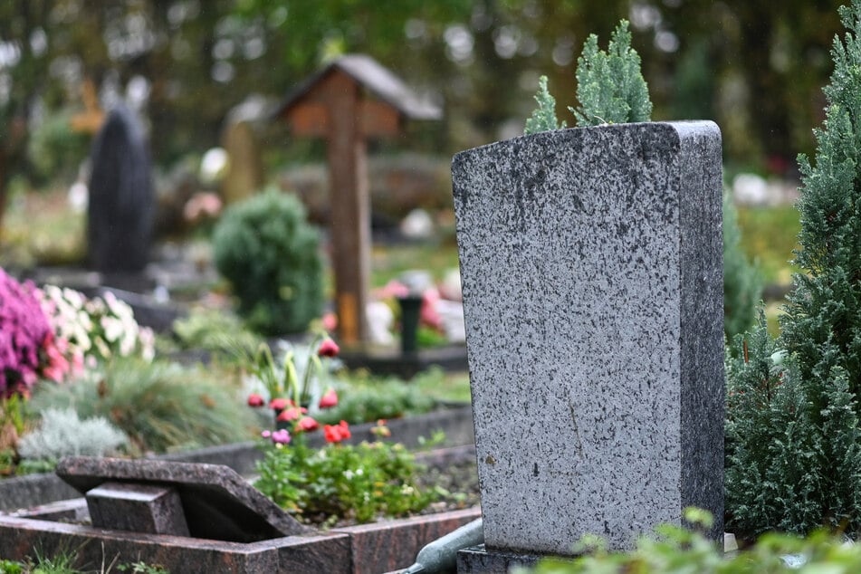 Metalldiebe plünderten auf einem Monheimer Friedhof mehr als 150 Gräber und stahlen Urnen sowie Grabbeigaben. (Symbolbild)