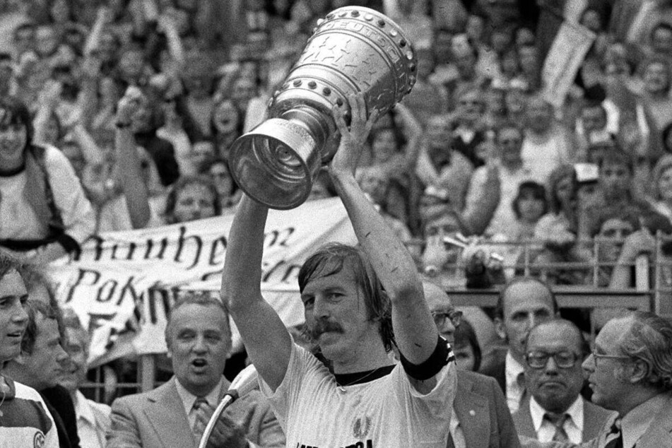 Jürgen Grabowski feiert als Kapitän von Titelverteidiger Eintracht Frankfurt den Gewinn des DFB-Pokals 1975.