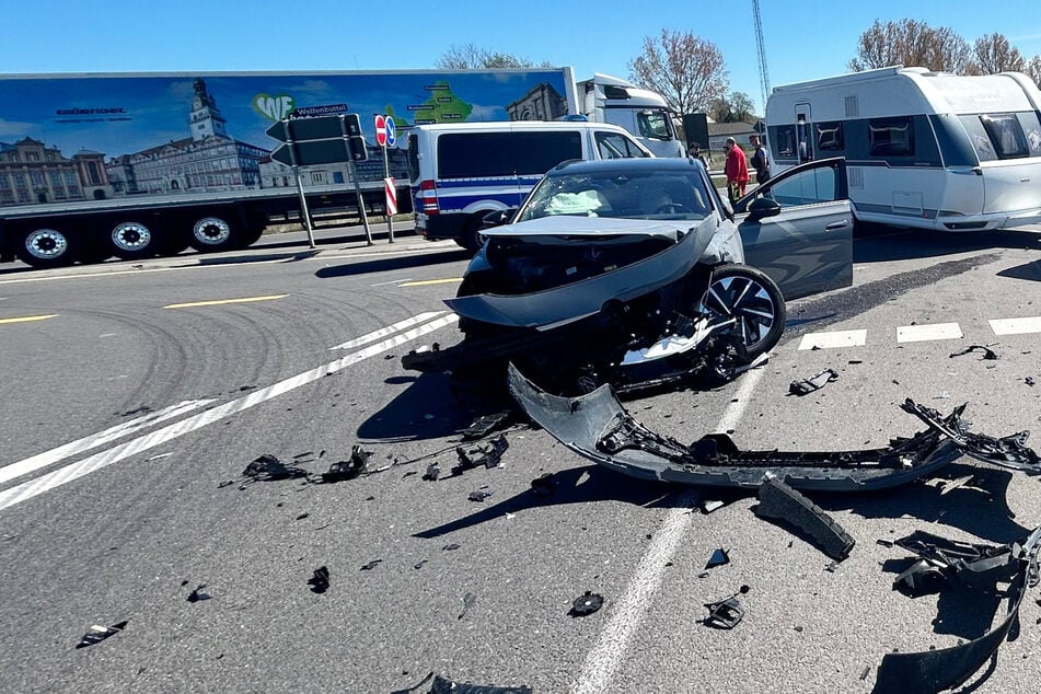 Unfall A14: Kreuzungscrash nahe A14: Transporter kracht mit VW zusammen