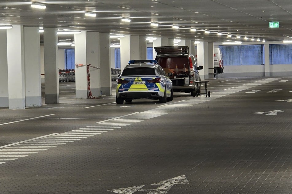 In der Tiefgarage eines Baumarktes in Regensburg wurde die Leiche der 19-Jährigen entdeckt.
