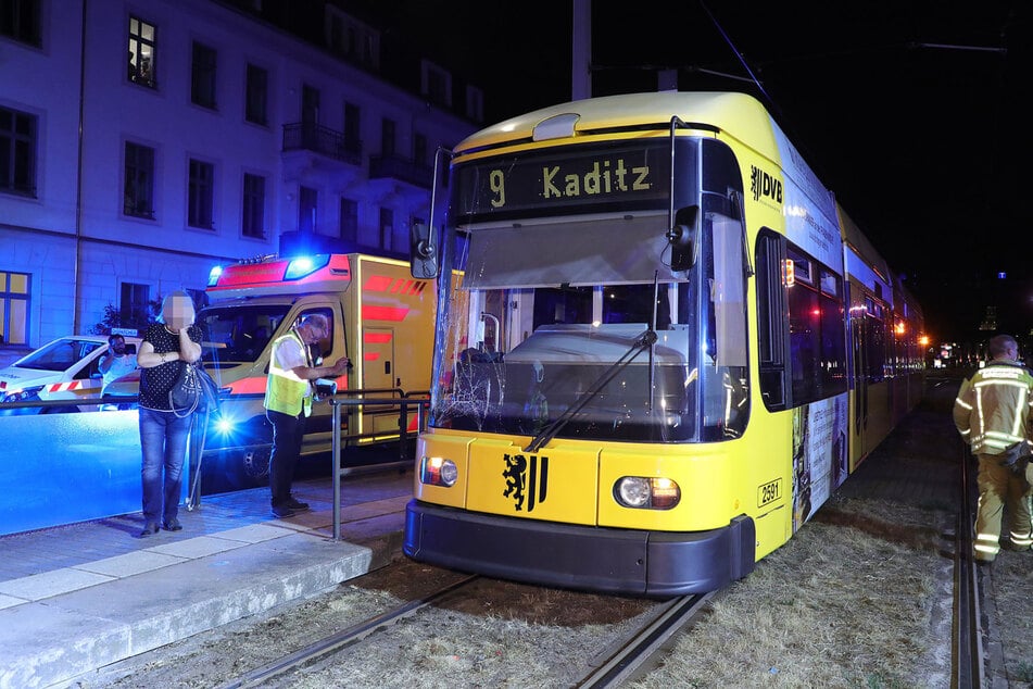 Die Straßenbahn erfasste den 30-Jährigen im Haltestellenbereich, zuvor wollte er offenbar noch die Gleise überqueren.