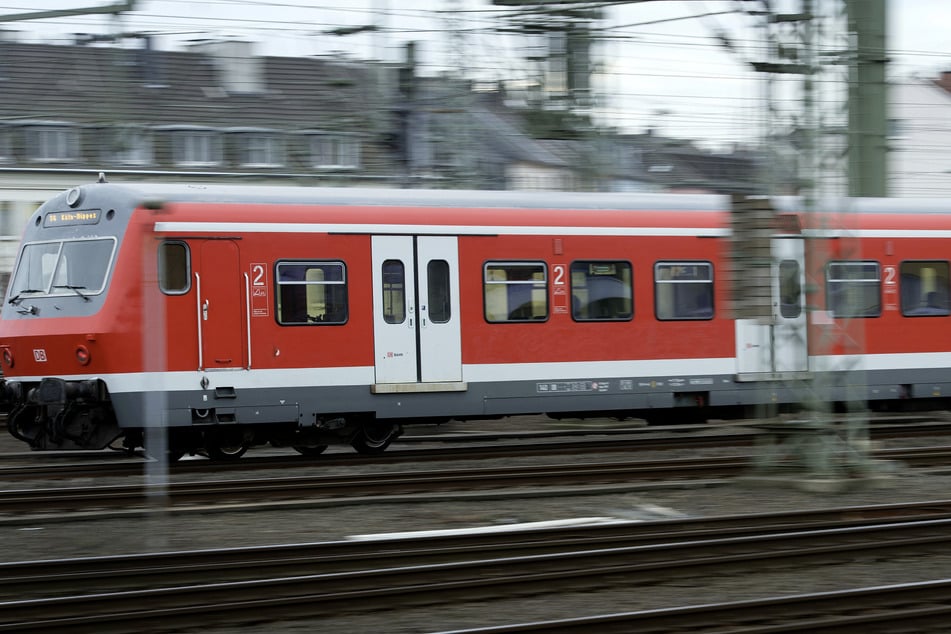 Passanten hatten den Teenager am Bahnhof Neuss-Allerheiligen mit schweren Verletzungen auf dem Dach einer S-Bahn gefunden. (Symbolfoto)
