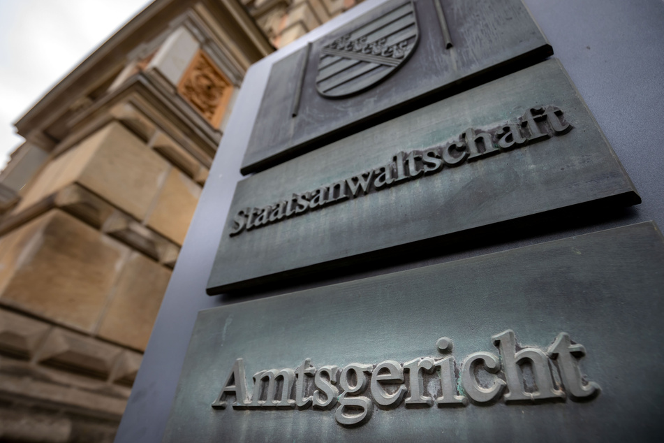 Chemnitz: Mann zieht Mädchen (11) aus Boot und zerrt es davon
