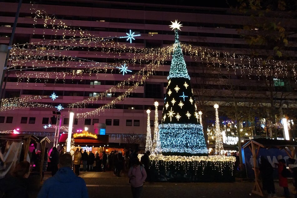 Großangelegte Lichteffekte und Weihnachtsfiguren machen den Weihnachtsbummel zu einem besonders schönen Erlebnis.