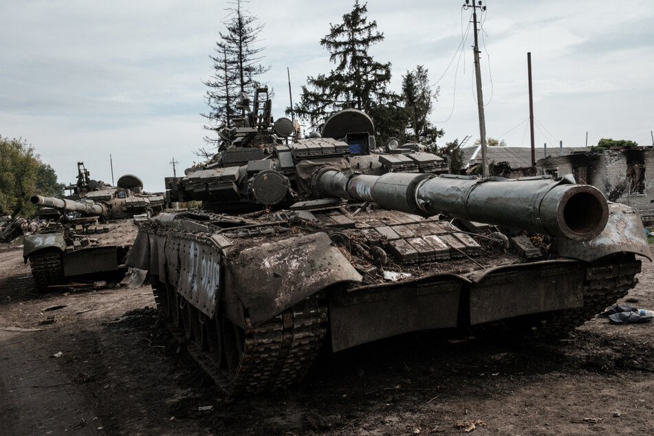 Stremousow dichtet gerne, wie er mit einem Panzer durch Russland fährt. Mit den zurückgebliebenen T-72 dürfte er allerdings nicht weit kommen, sie sind liegengeblieben.