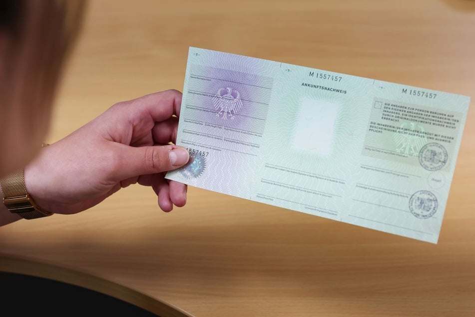 Einen solchen Blanko-Ankunftsnachweis bekommt jeder Flüchtling oder Migrant nach seiner Aufnahme personalisiert ausgestellt.