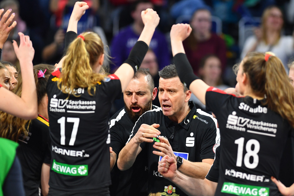 Trainer Alexander Waibl (Mitte) und seine Spielerinnen nehmen auch in der kommenden Saison den Pokal ins Visier.