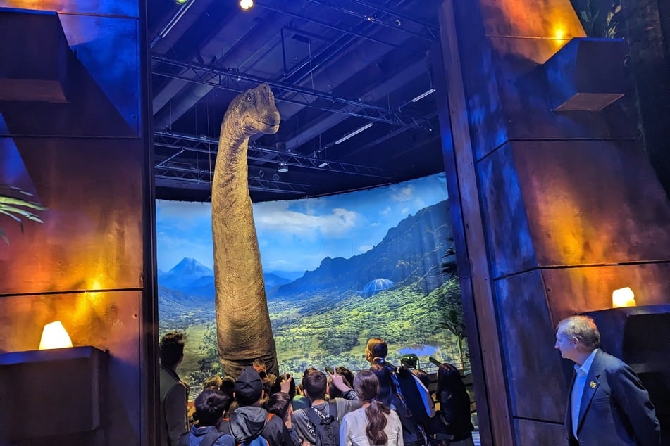 Staunende Gesichter: Einer von vielen lebensgroßen Dinosauriern steht im Odysseum in Köln.
