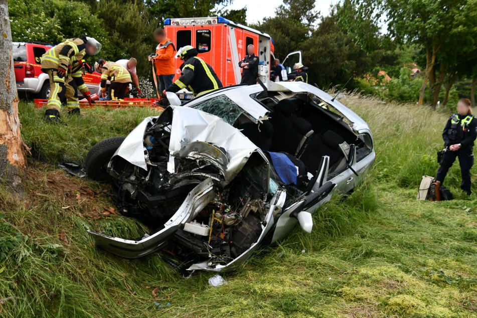 Der Wagen wurde bei dem schweren Unfall in Euskirchen massiv demoliert.
