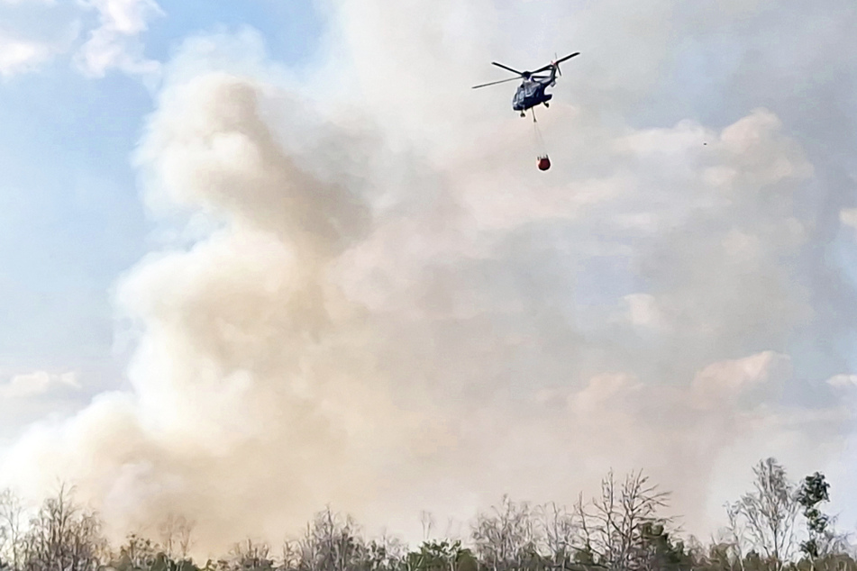 Ein Löschhubschrauber war bereits im Einsatz.