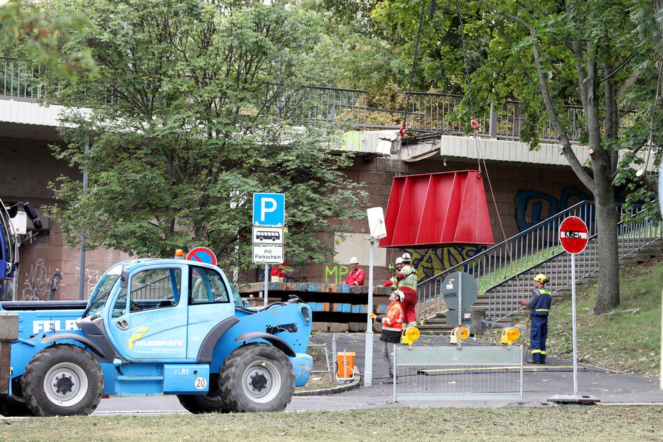 Am Donnerstag wurde die Stütze für die Altstädter Seite installiert - am Freitag sollen auch dort Abriss-Arbeiten starten.